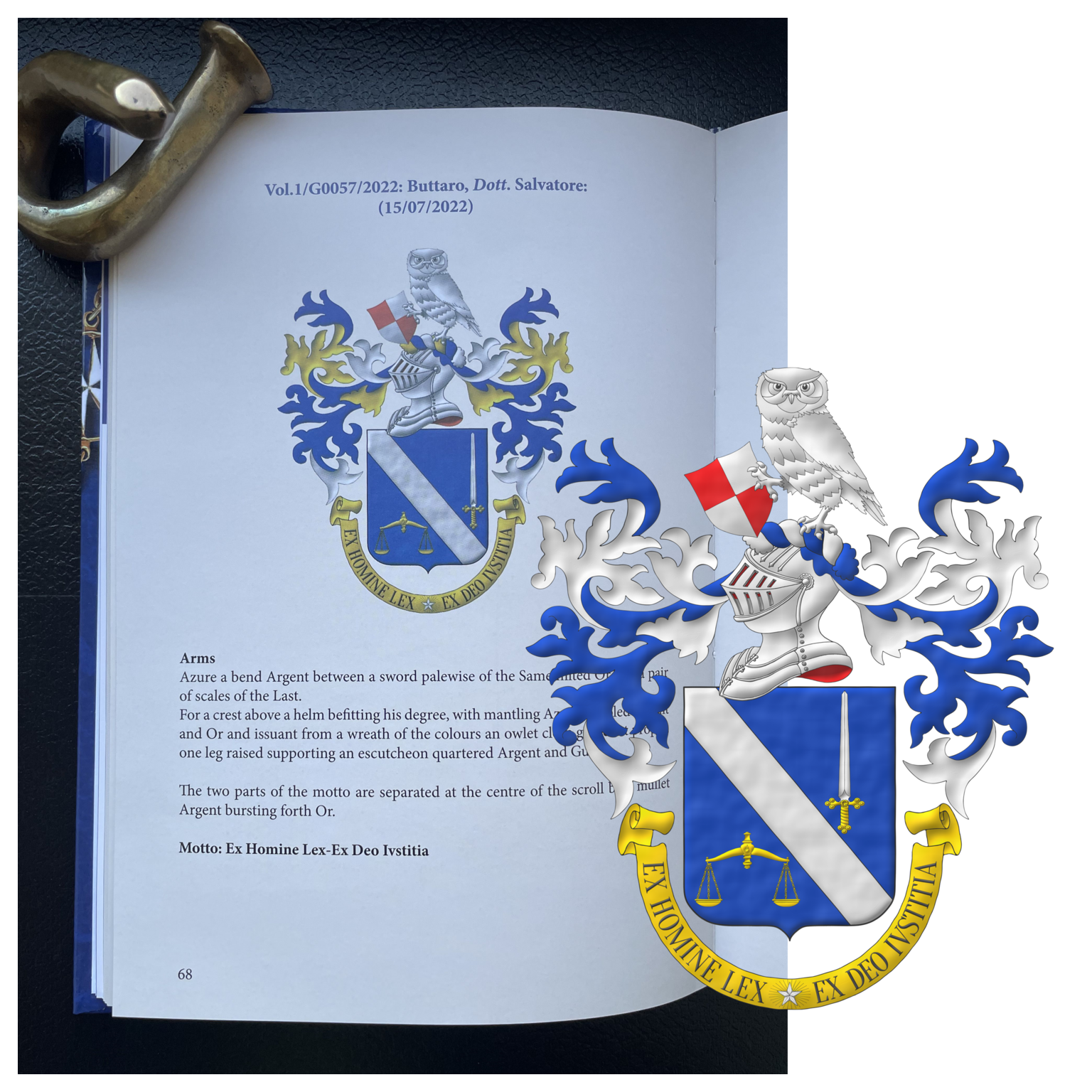Azure, a bend Argent between, in chief a sword point upwards Argent, hilted Or, in base a pair of scales Or. Crest: Upon a helm with a wreath Argent and Azure, an owl Argent, grasping with its dexter talon an escutcheon bendwise quarterly Gules and Argent. Mantling Azure doubled Argent. Motto: «Ex Homine Lex, Ex Deo Iustitia» Sable, over a scroll Or charged at its center with a mullet of five points Argent, irradiated of thirty rays Or.